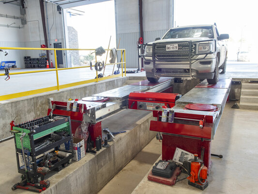 Dźwignik kanałowy do pojazdów ciężarowych