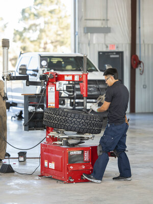 Konwencjonalne montażownice do kół ze stołem montażowym
