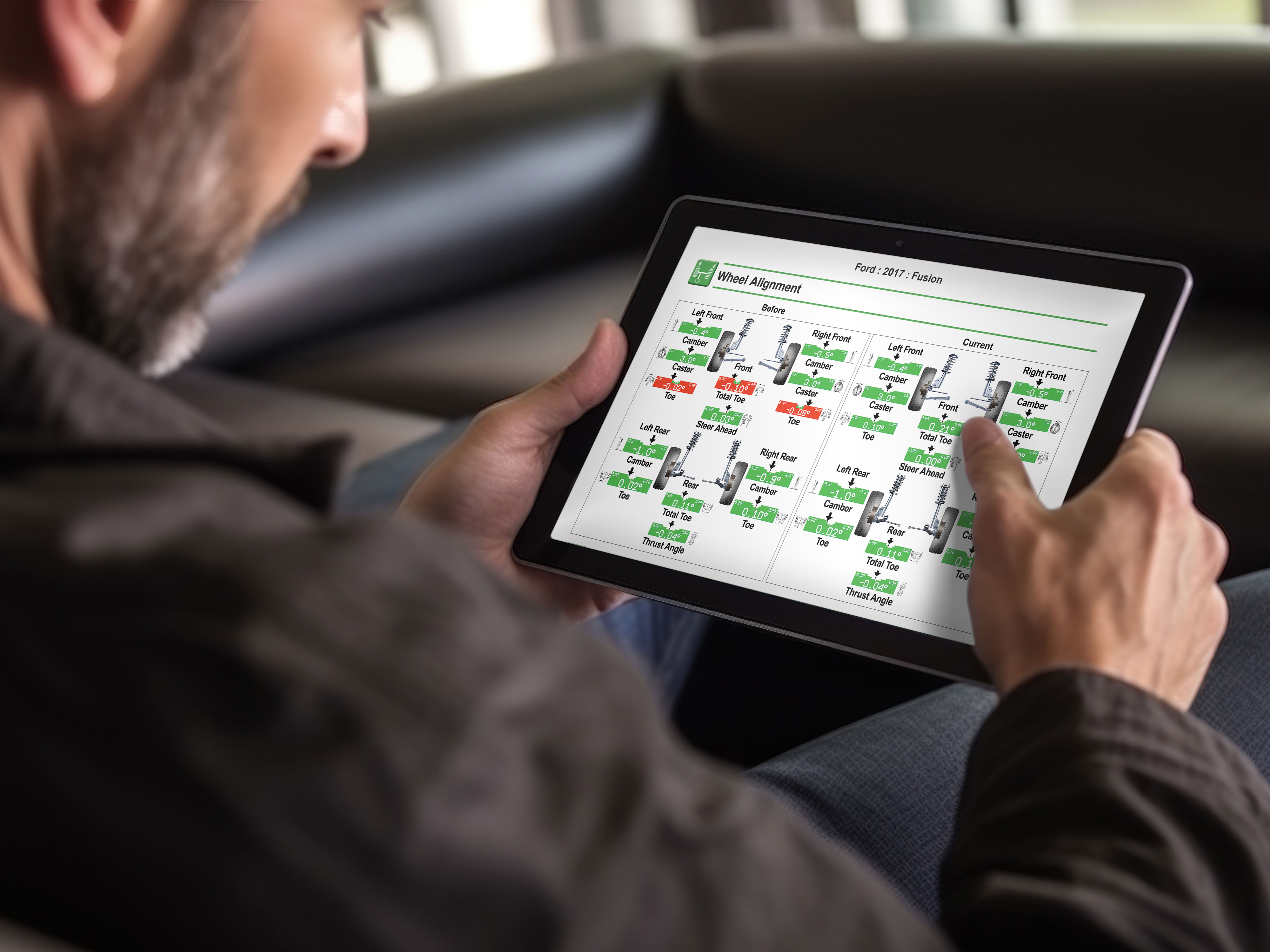 client automobile regardant les résultats d’alignement sur une tablette