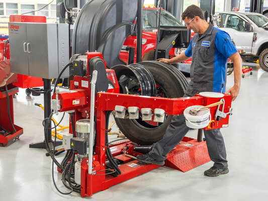 Montażownica do kół pojazdów ciężarowych TCX635HD